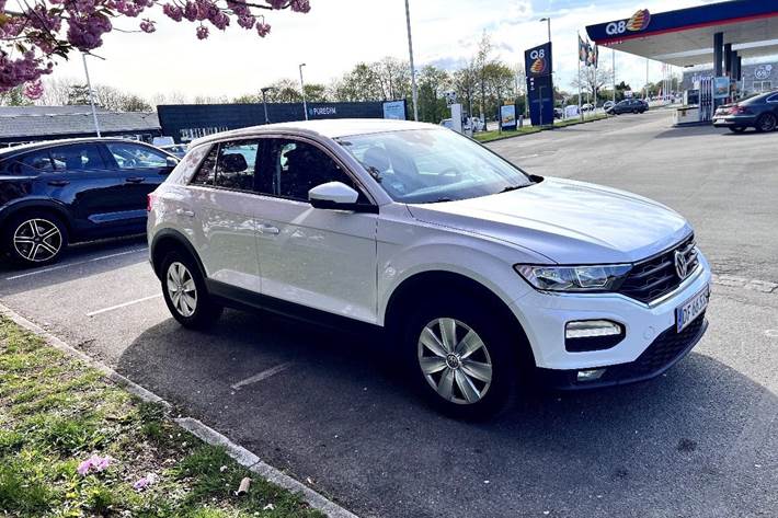 Hvid VW T-Roc fra 2018 set udefra