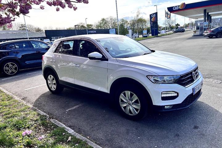 Hvid VW T-Roc fra 2018 set udefra