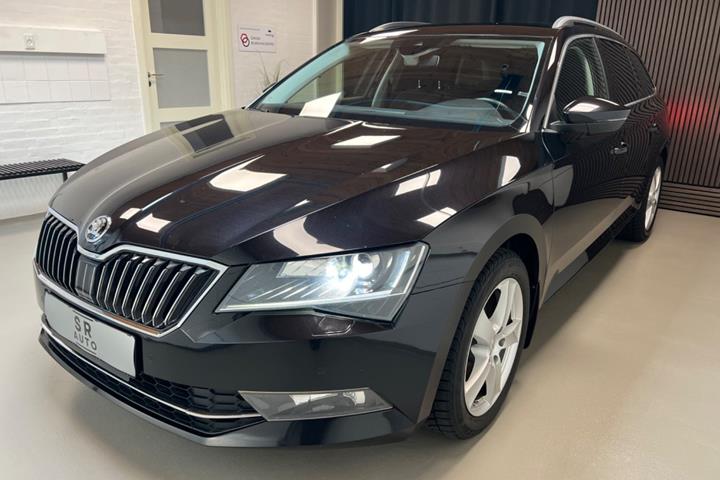 Sort Skoda Superb fra 2016 set udefra