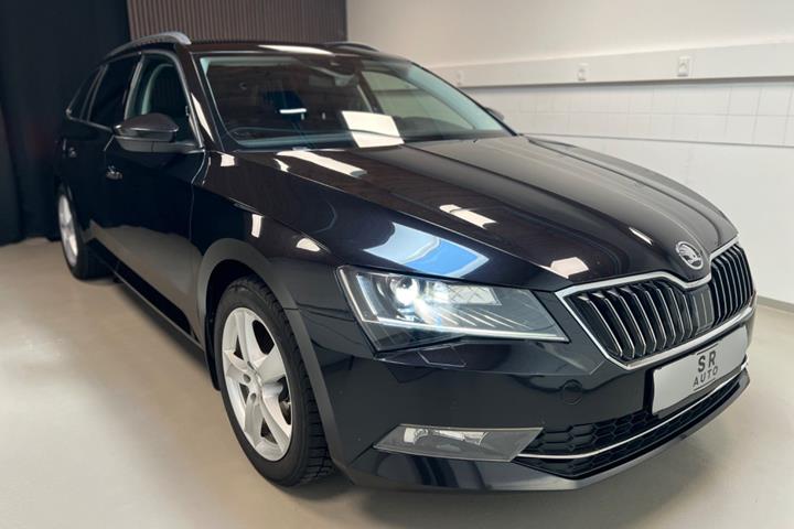 Sort Skoda Superb fra 2016
