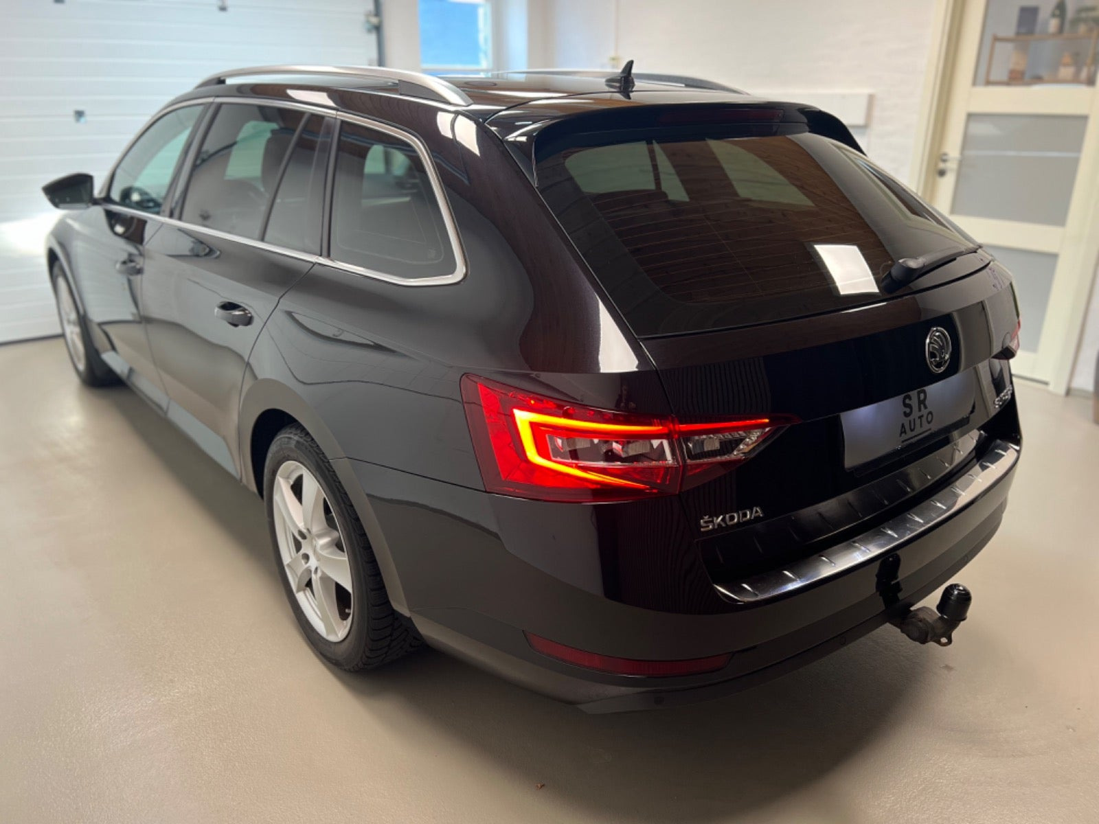 Sort Skoda Superb fra 2016