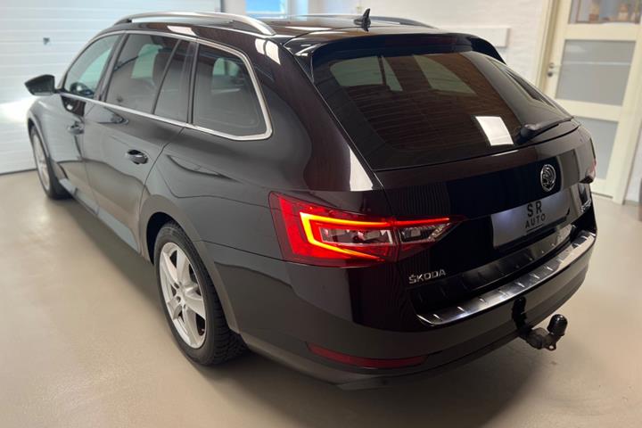 Sort Skoda Superb fra 2016