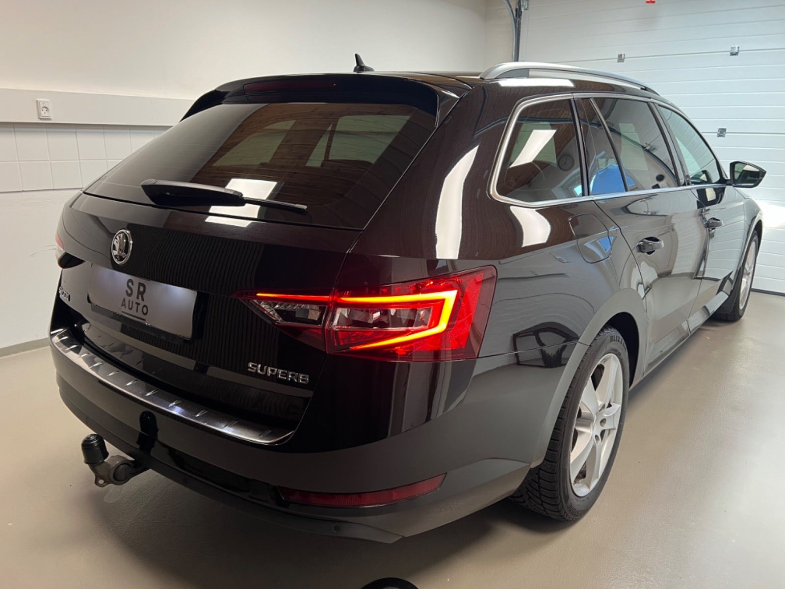 Sort Skoda Superb fra 2016
