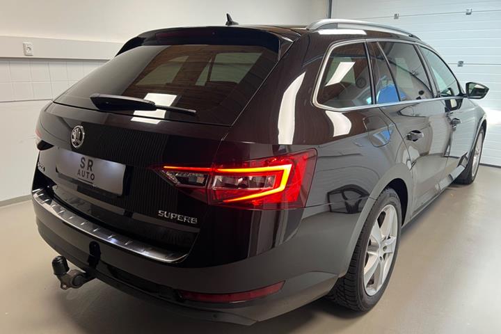 Sort Skoda Superb fra 2016