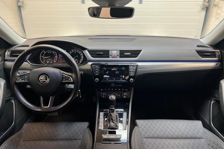 Sort Skoda Superb fra 2016