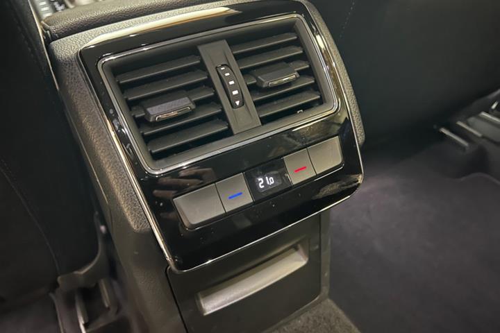 Sort Skoda Superb fra 2016