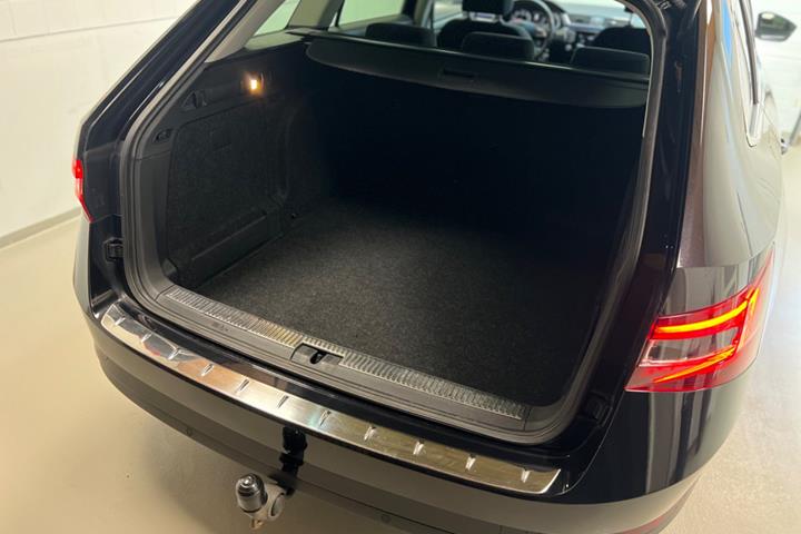 Sort Skoda Superb fra 2016