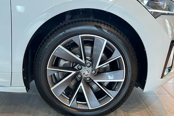 Hvid Skoda Enyaq fra 2022