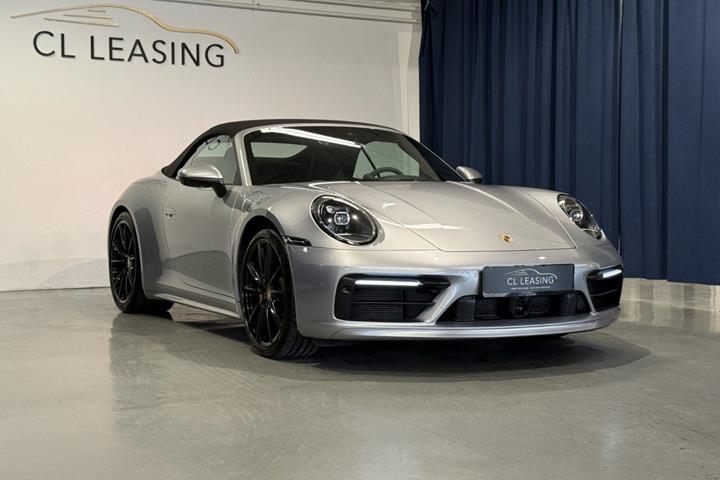 Sølv Porsche 911 Carrera 4S fra 2019 set udefra