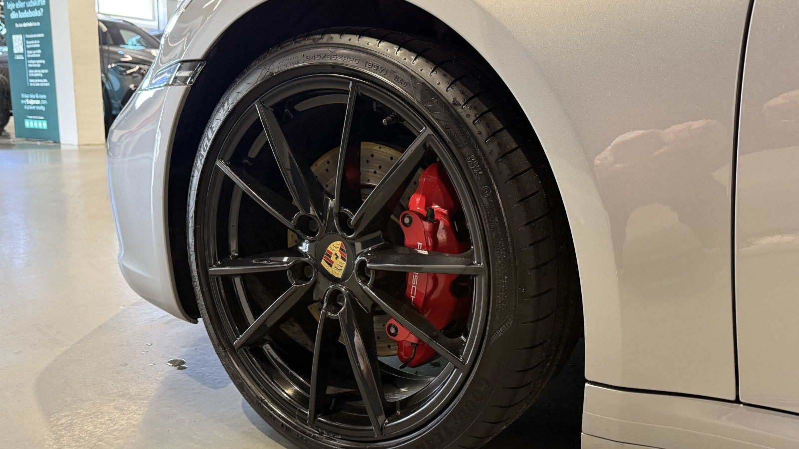 Sølv Porsche 911 Carrera 4S fra 2019 set udefra