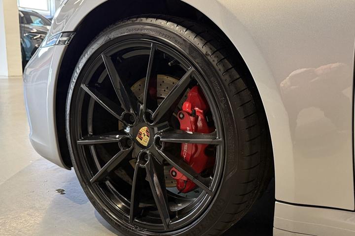 Sølv Porsche 911 Carrera 4S fra 2019 set udefra