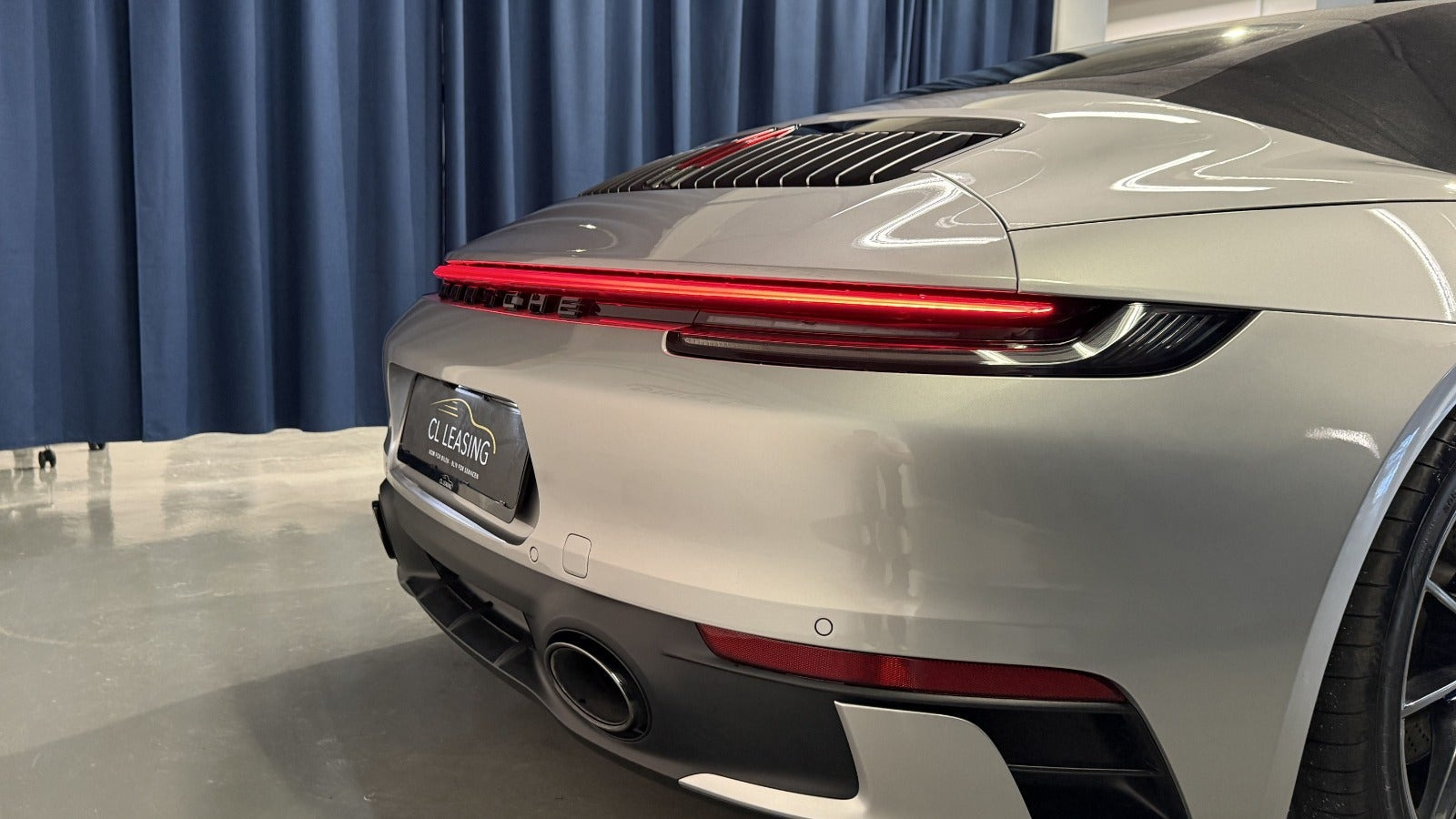 Sølv Porsche 911 Carrera 4S fra 2019 set udefra