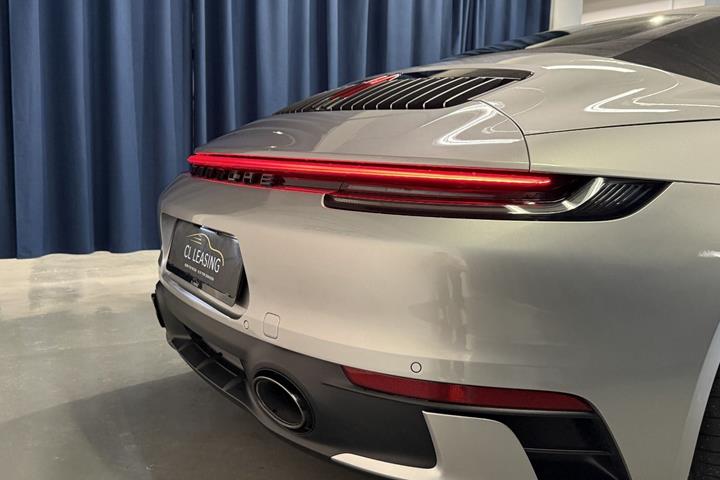 Sølv Porsche 911 Carrera 4S fra 2019 set udefra