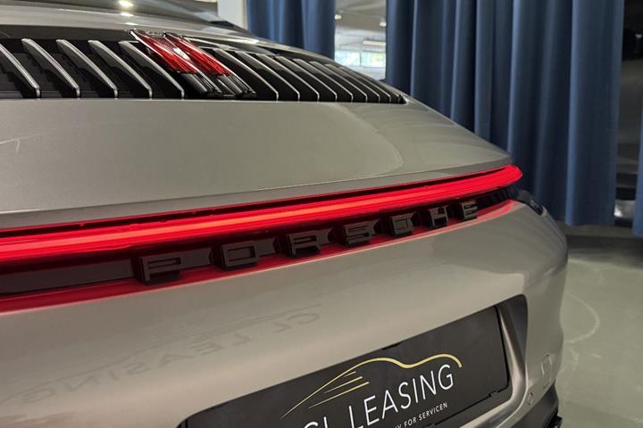 Sølv Porsche 911 Carrera 4S fra 2019 set udefra