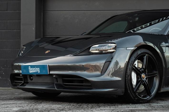 Grå Porsche Taycan Turbo fra 2020