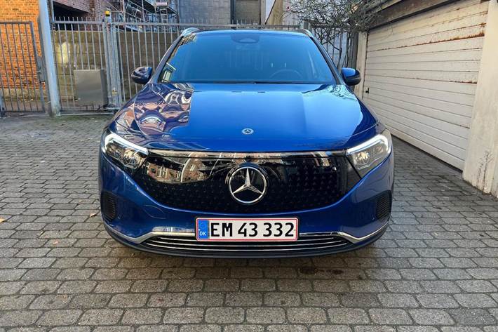 Blå Mercedes EQA250 fra 2024