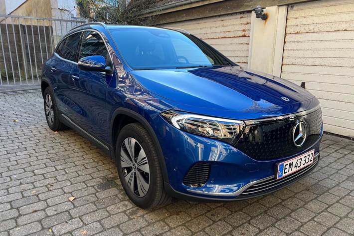 Blå Mercedes EQA250 fra 2024