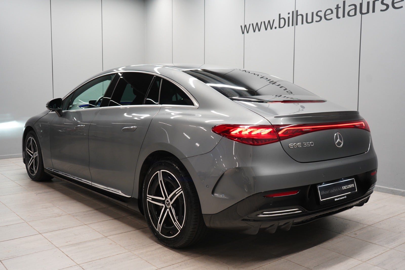 Grå Mercedes EQE350 fra 2024