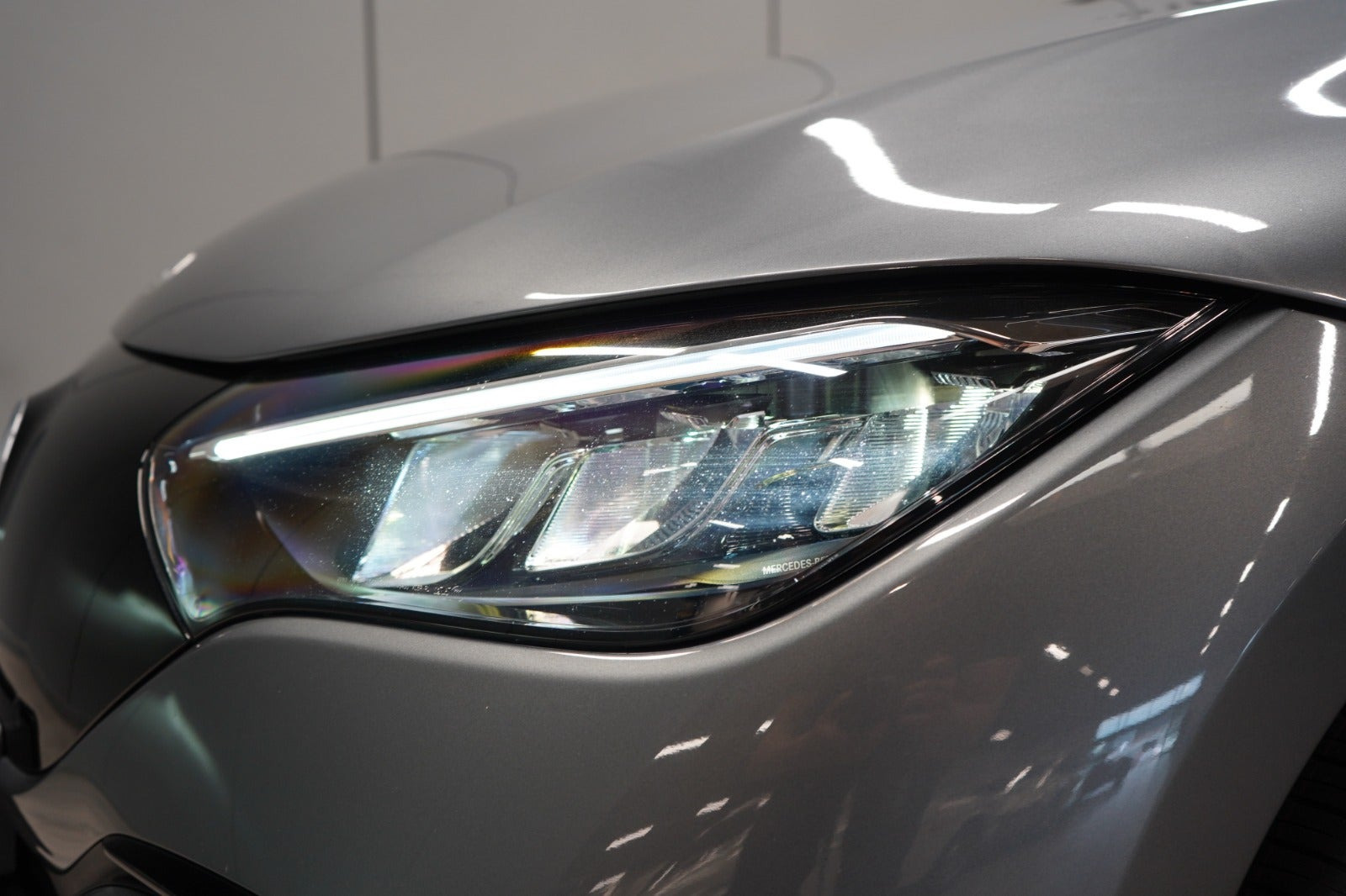 Grå Mercedes EQE350 fra 2024