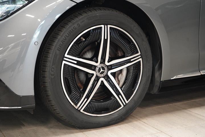 Grå Mercedes EQE350 fra 2024