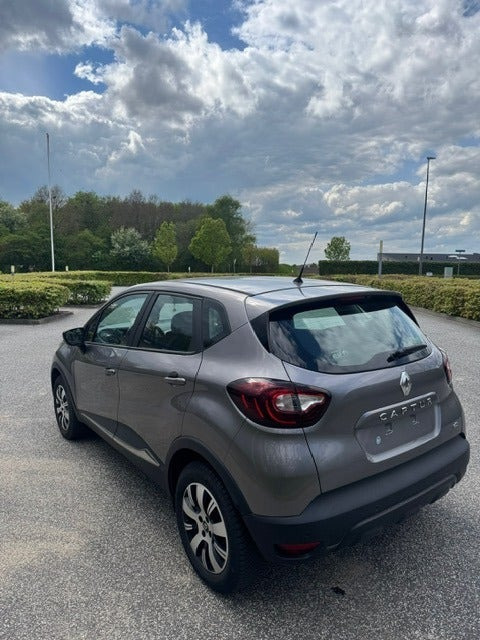 Grå Renault Captur fra 2018