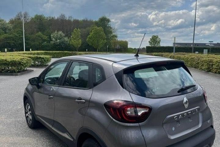 Grå Renault Captur fra 2018