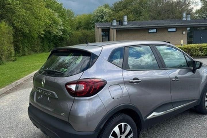 Grå Renault Captur fra 2018