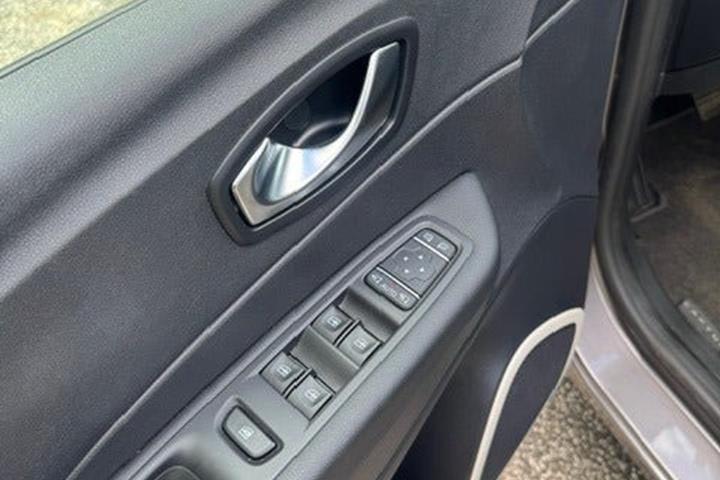 Grå Renault Captur fra 2018