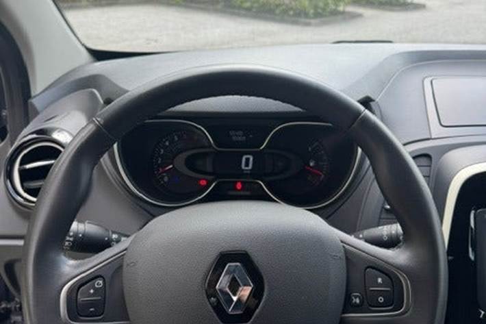 Grå Renault Captur fra 2018