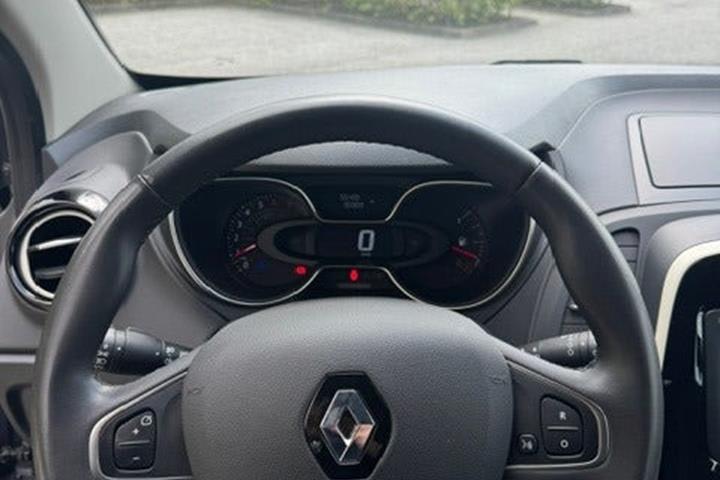 Grå Renault Captur fra 2018