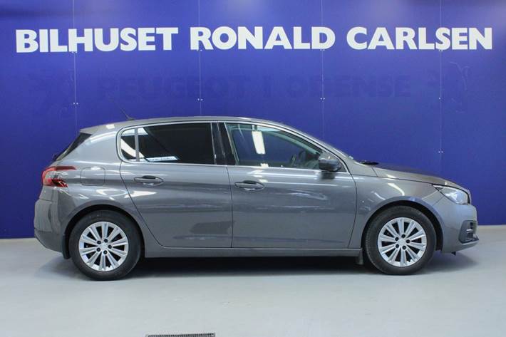 Grå Peugeot 308 fra 2020