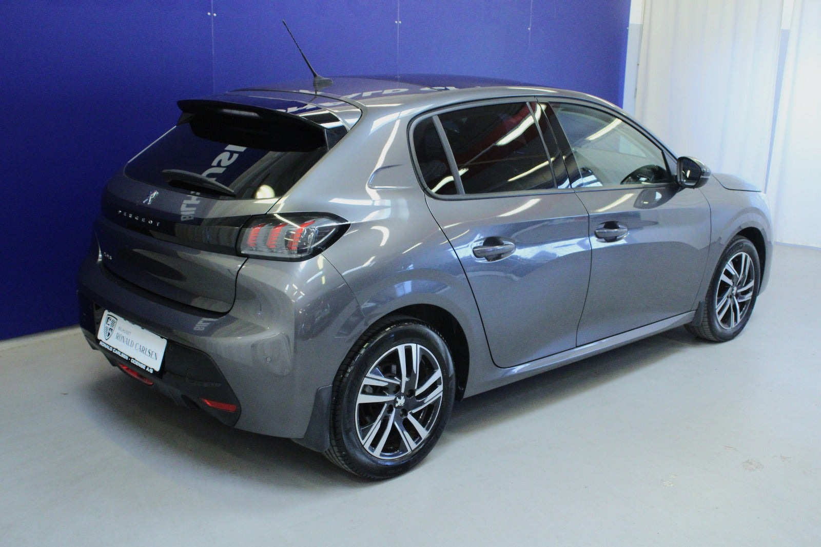 Grå Peugeot 208 fra 2020
