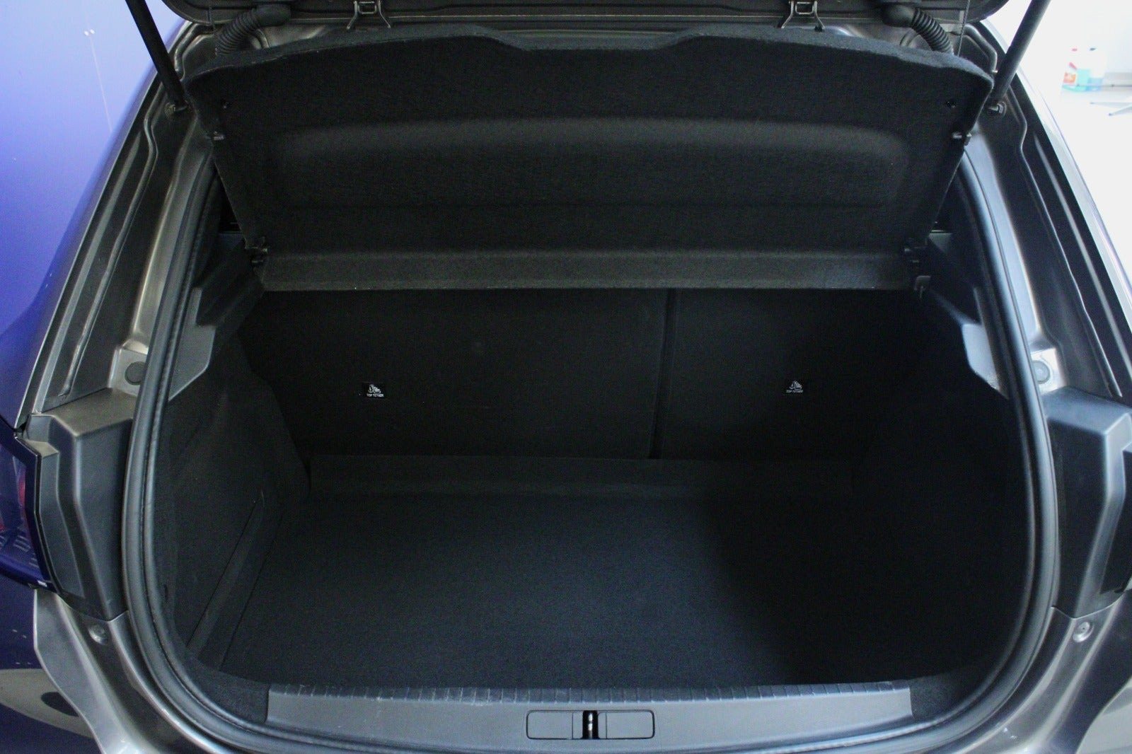 Grå Peugeot 208 fra 2020