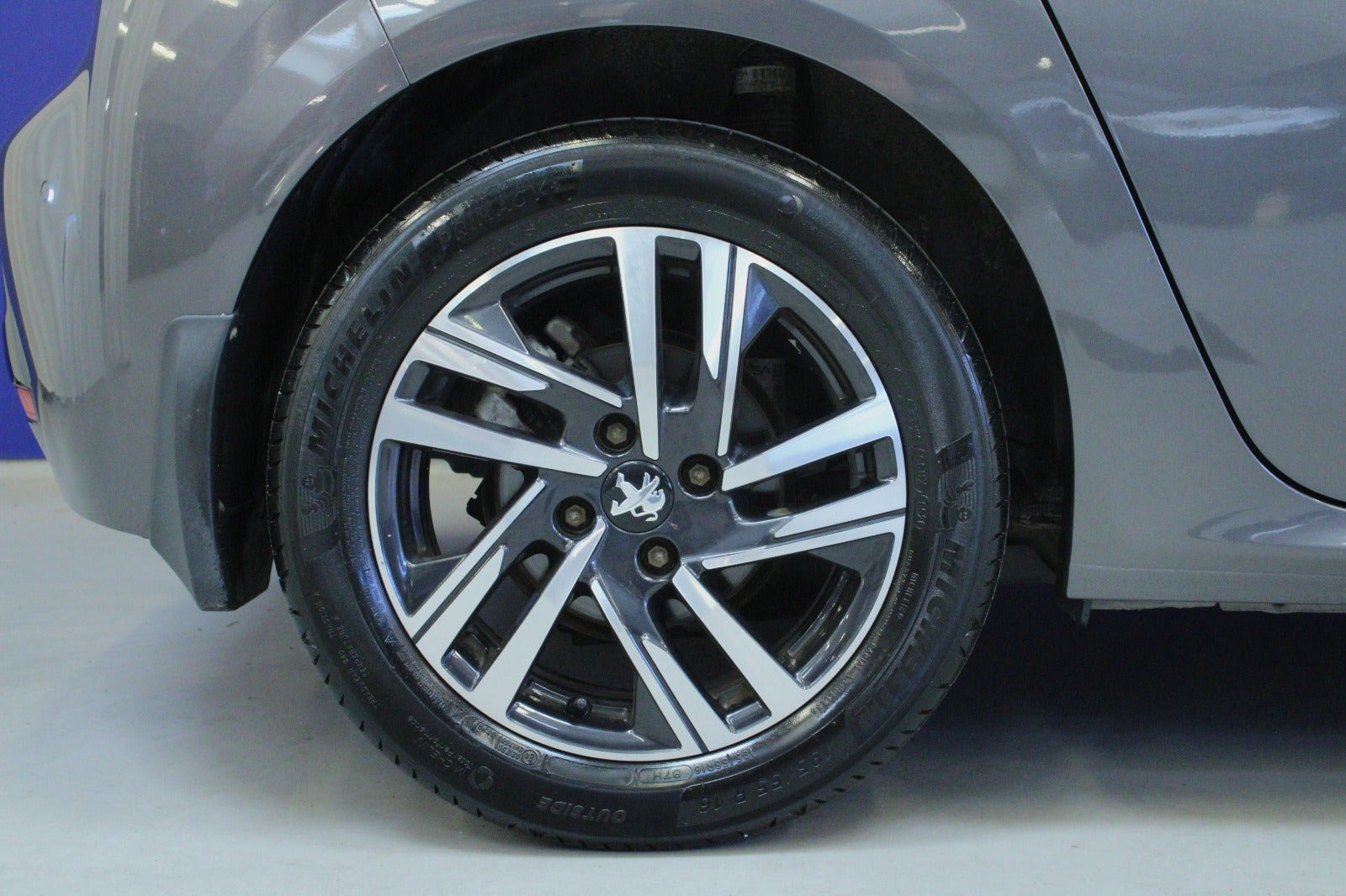 Grå Peugeot 208 fra 2020
