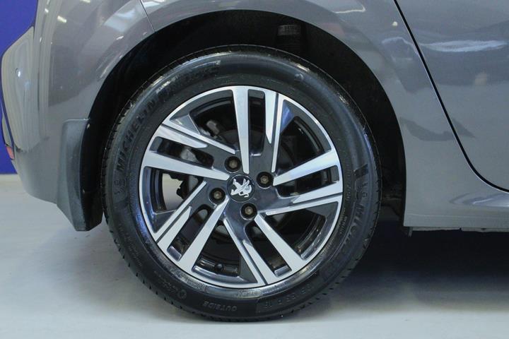 Grå Peugeot 208 fra 2020