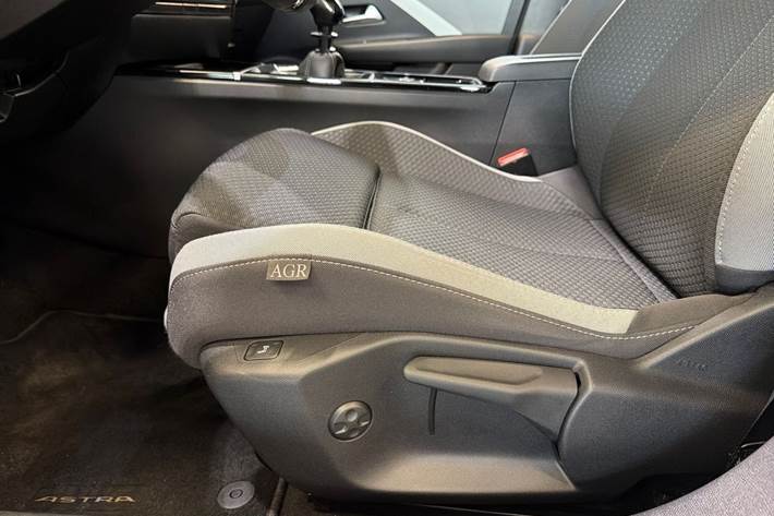 Hvid Opel Astra fra 2024