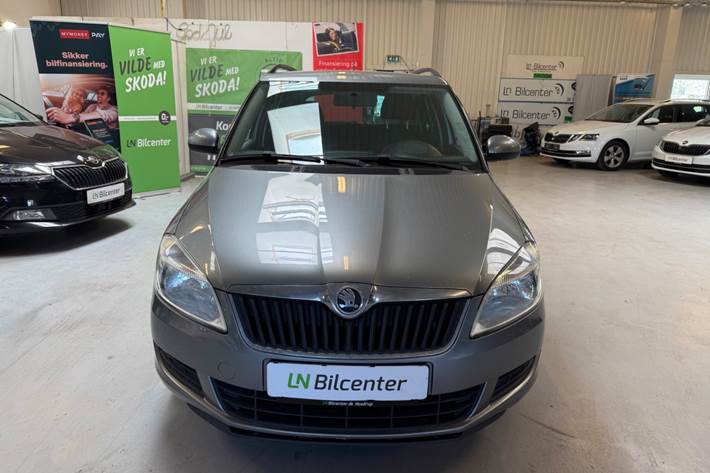 Grå Skoda Fabia fra 2013