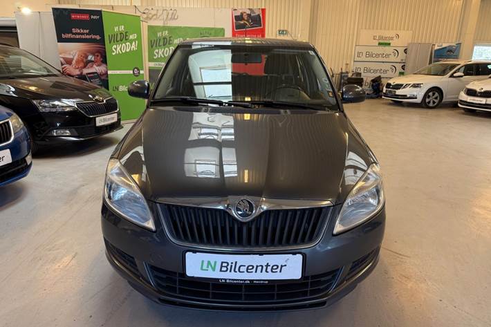 Grå Skoda Fabia fra 2011