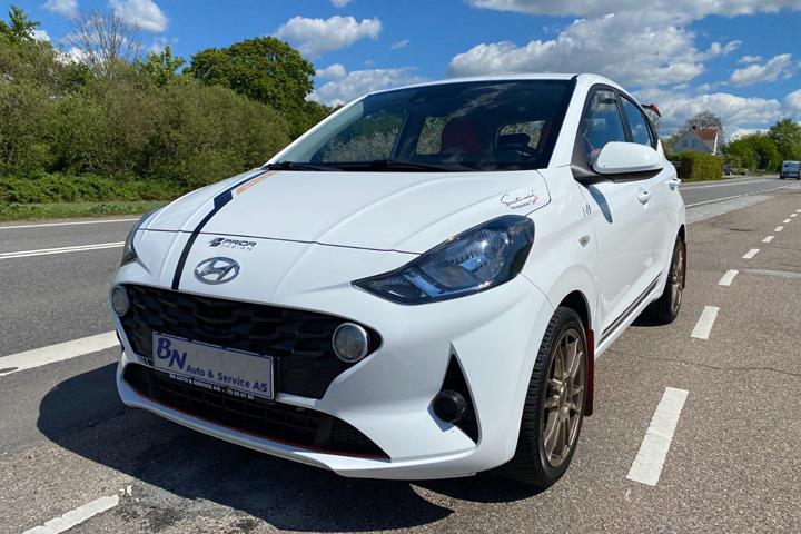 Hvid Hyundai i10 fra 2021 set udefra