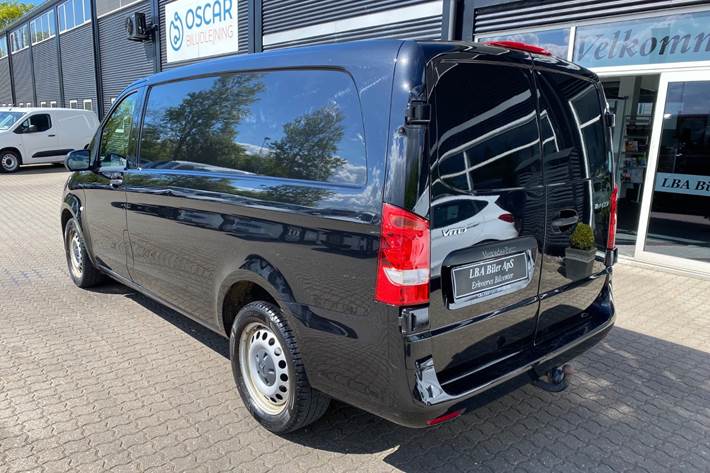 Sort Mercedes Vito 114 fra 2022