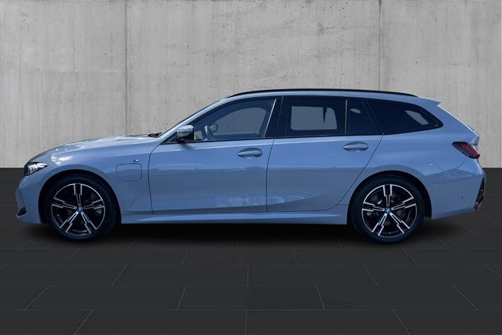 Grå BMW 320e fra 2024