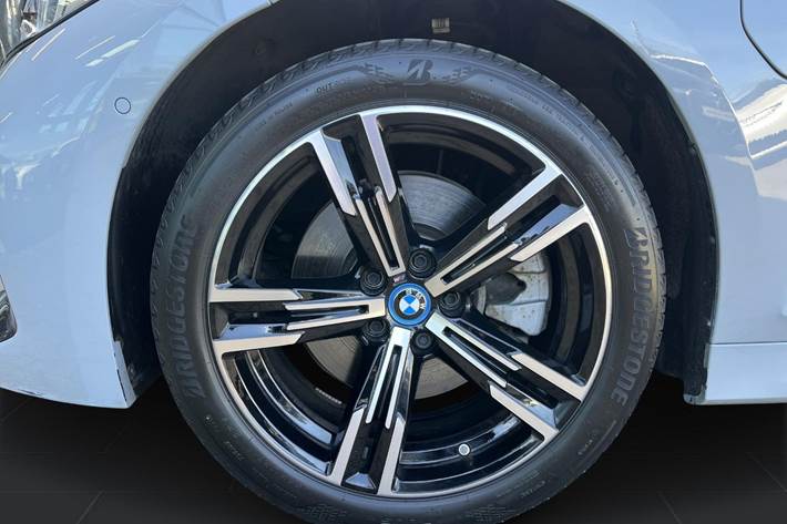 Grå BMW 320e fra 2024