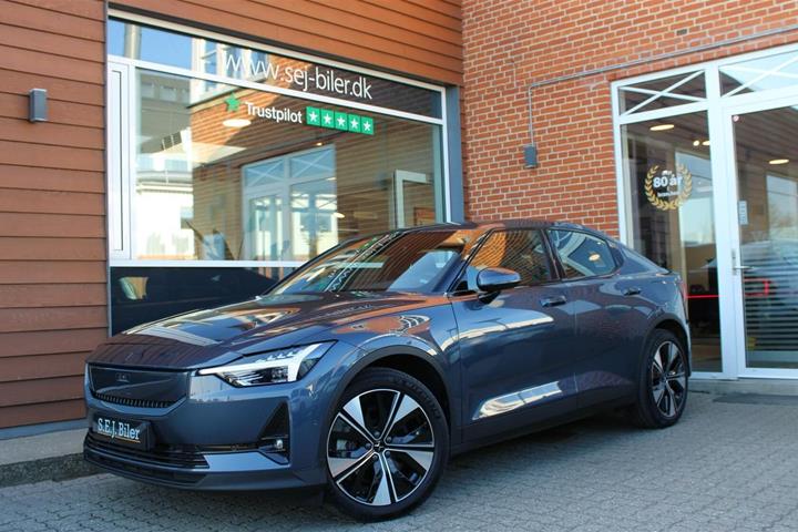 Blå Polestar 2 fra 2024 set udefra