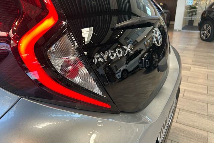 Sølv Toyota Aygo X fra 2023