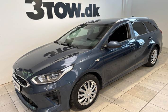 Blå Kia Ceed fra 2021 set udefra