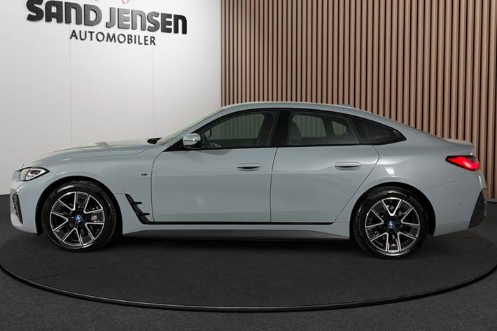 Grå BMW i4 fra 2024
