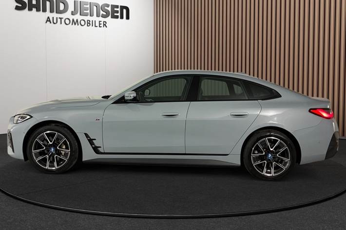 Grå BMW i4 fra 2024