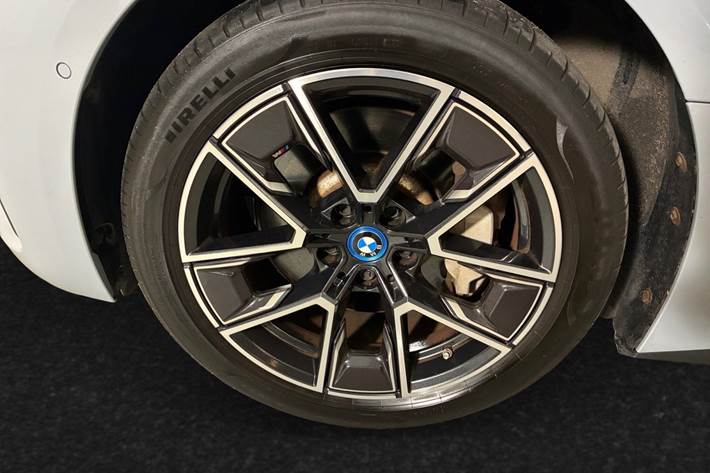 Grå BMW i4 fra 2024