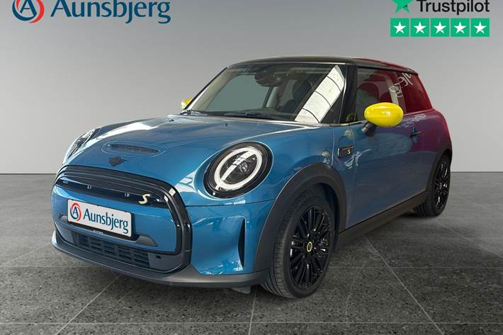 Blå Mini Cooper SE fra 2022 set udefra