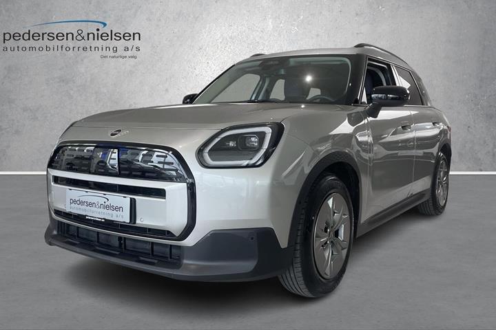 Sølv Mini Countryman fra 2025 set udefra